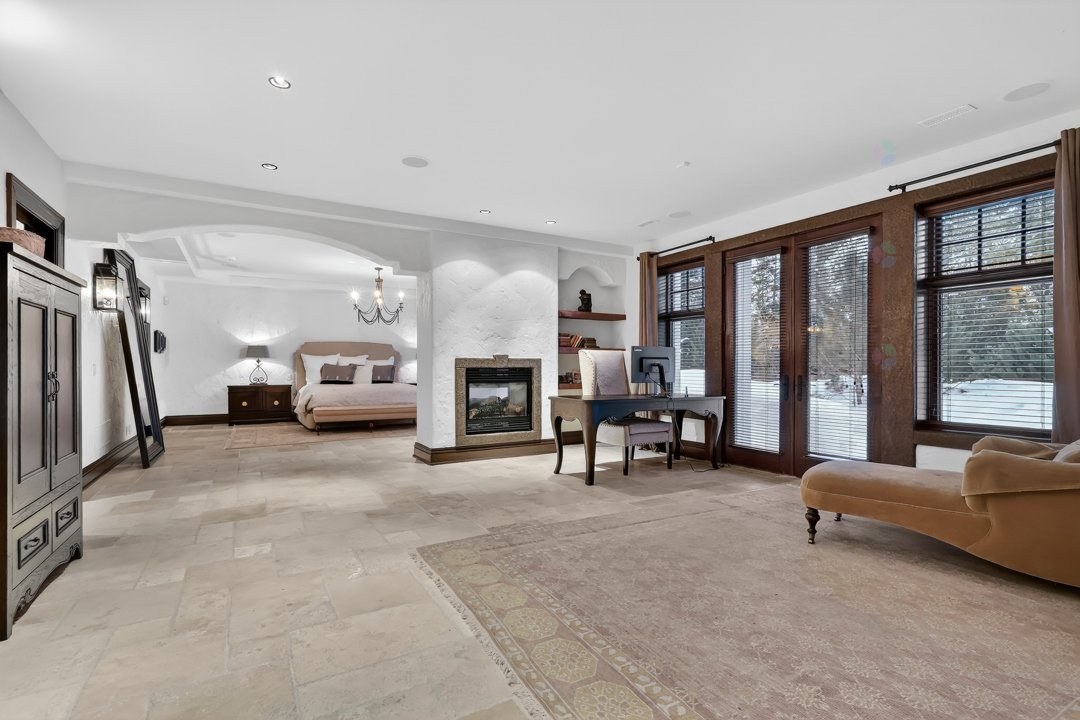 Master Bedroom - 1015 Ch. Cochrane, Mont-Tremblant, QC - Indoor With Fireplace