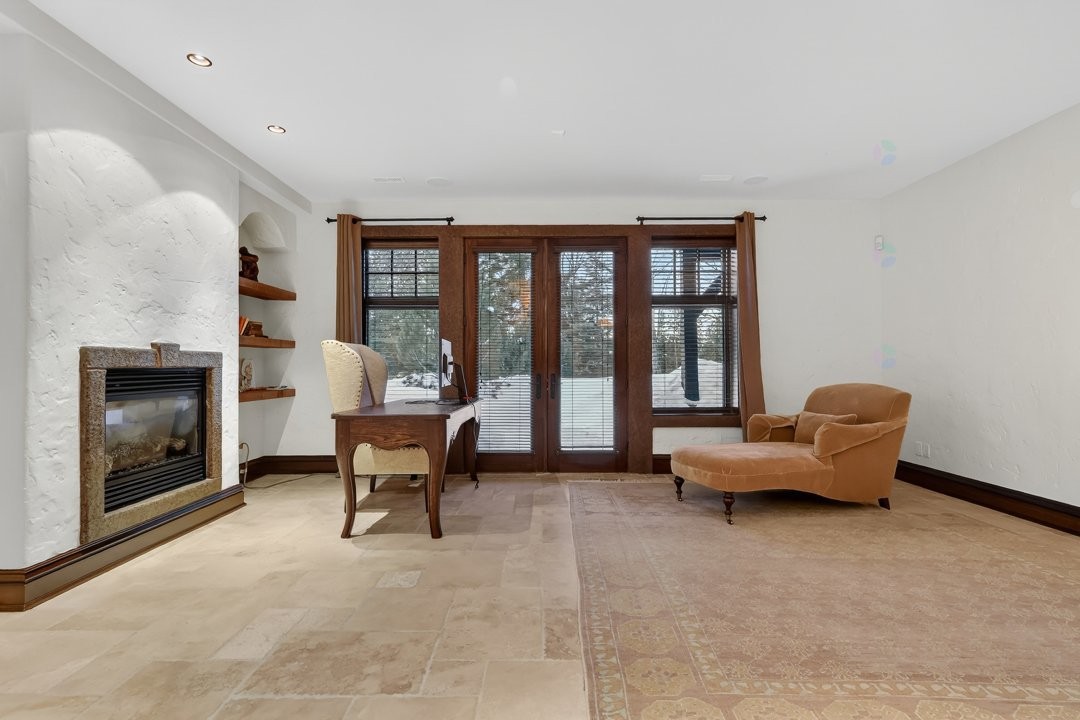 Master Bedroom - 1015 Ch. Cochrane, Mont-Tremblant, QC - Indoor With Fireplace