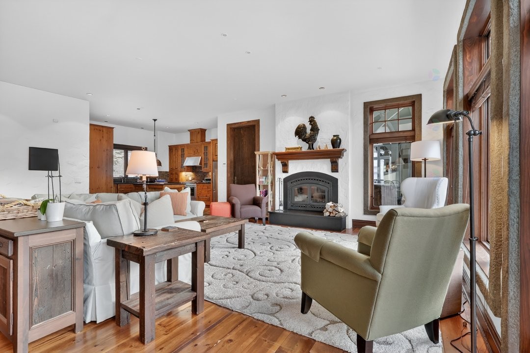 Living Room - 1015 Ch. Cochrane, Mont-Tremblant, QC - Indoor Photo Showing Living Room With Fireplace