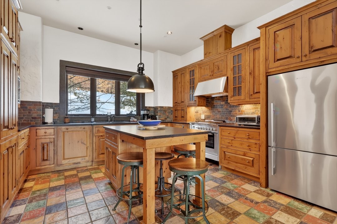 Kitchen - 1015 Ch. Cochrane, Mont-Tremblant, QC - Indoor Photo Showing Kitchen With Upgraded Kitchen