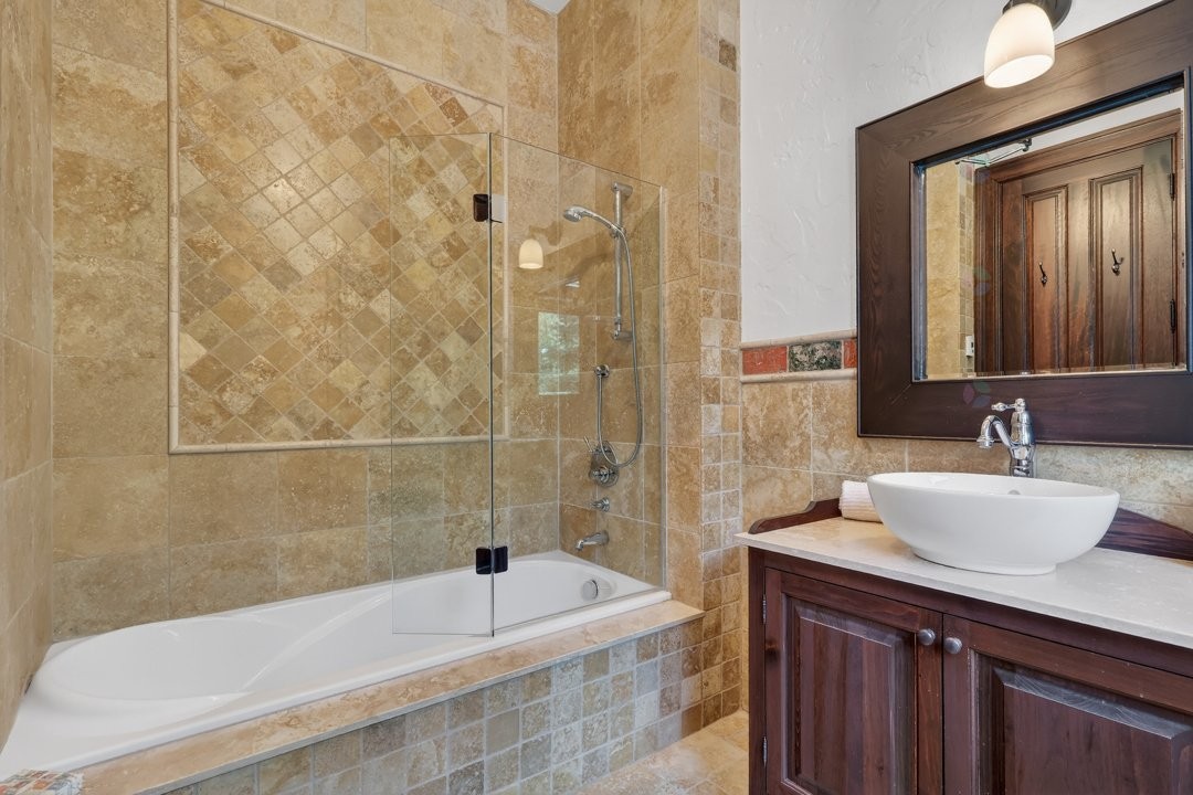 Bathroom - 1015 Ch. Cochrane, Mont-Tremblant, QC - Indoor Photo Showing Bathroom