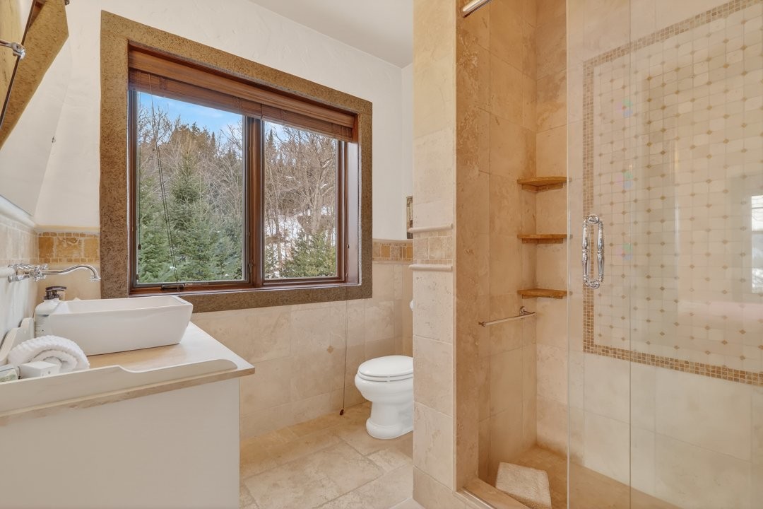 Bathroom - 1015 Ch. Cochrane, Mont-Tremblant, QC - Indoor Photo Showing Bathroom