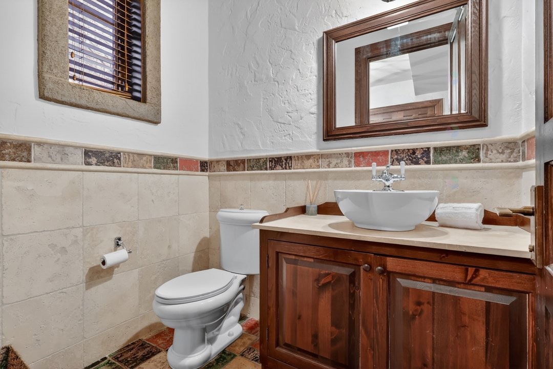 Powder room - 1015 Ch. Cochrane, Mont-Tremblant, QC - Indoor Photo Showing Bathroom