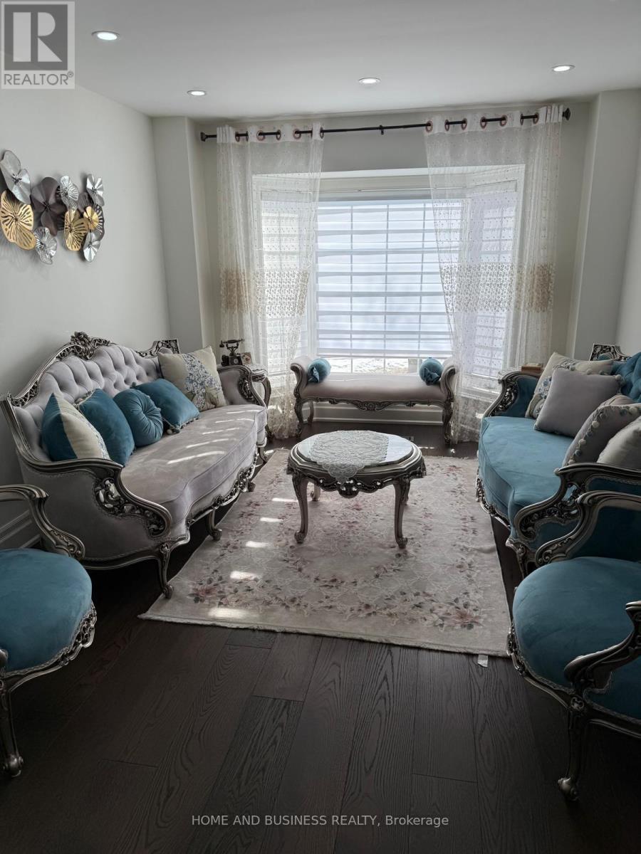 5807 Cornell Crescent, Mississauga, ON - Indoor Photo Showing Living Room