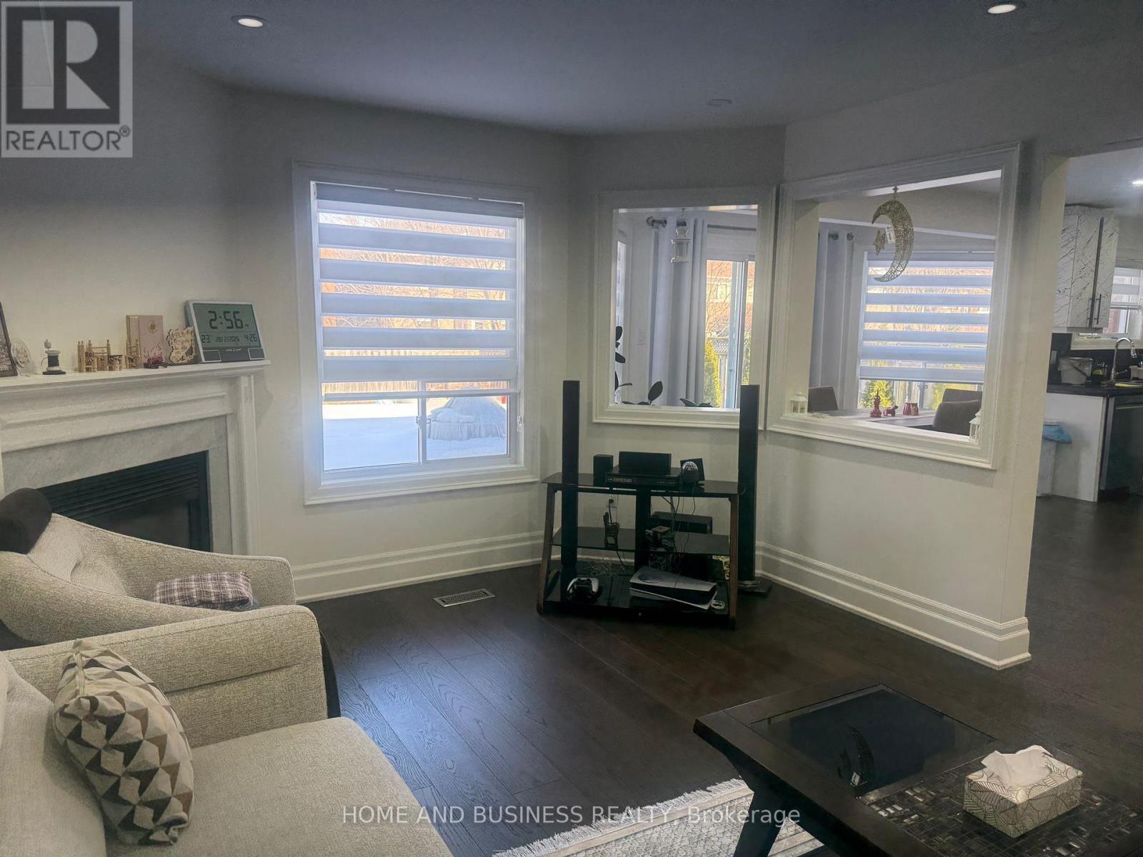 5807 Cornell Crescent, Mississauga, ON - Indoor Photo Showing Living Room With Fireplace