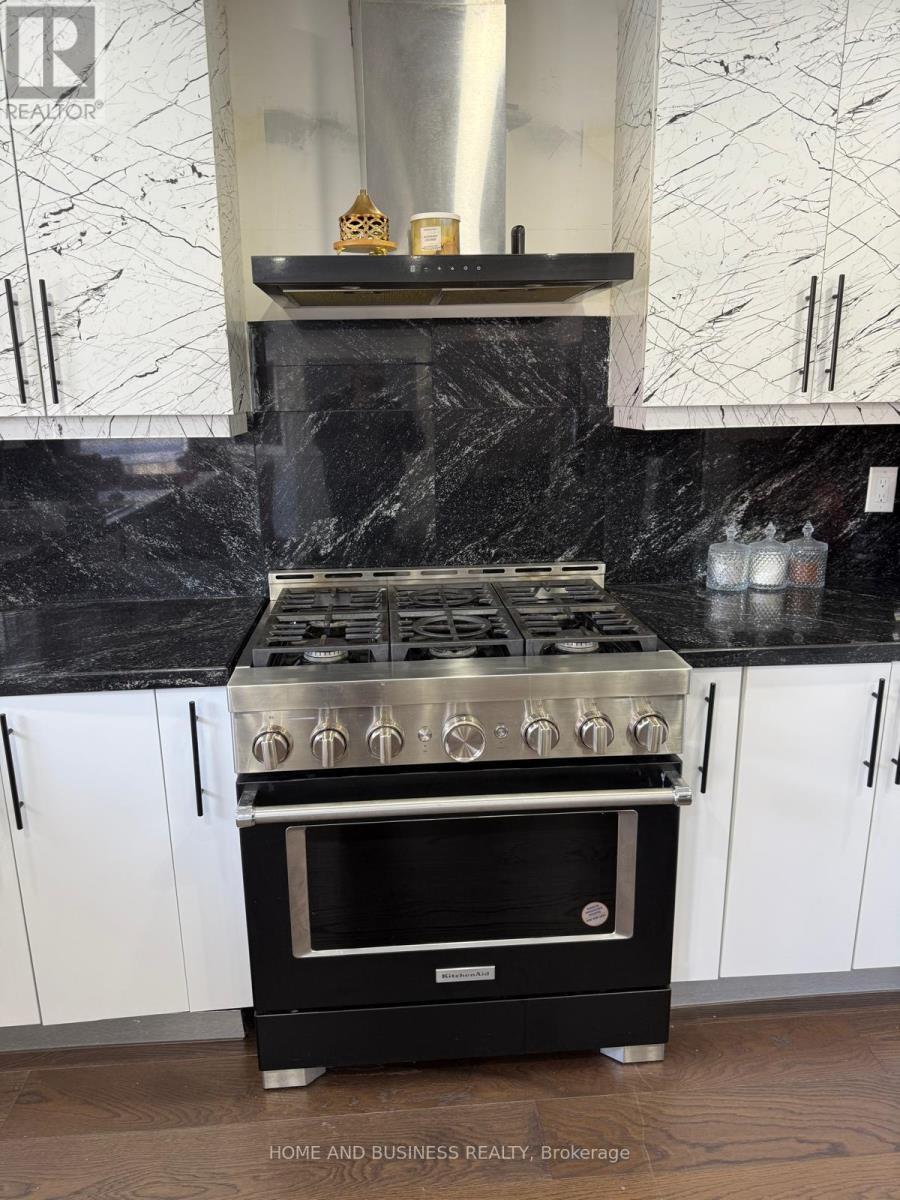 5807 Cornell Crescent, Mississauga, ON - Indoor Photo Showing Kitchen With Upgraded Kitchen