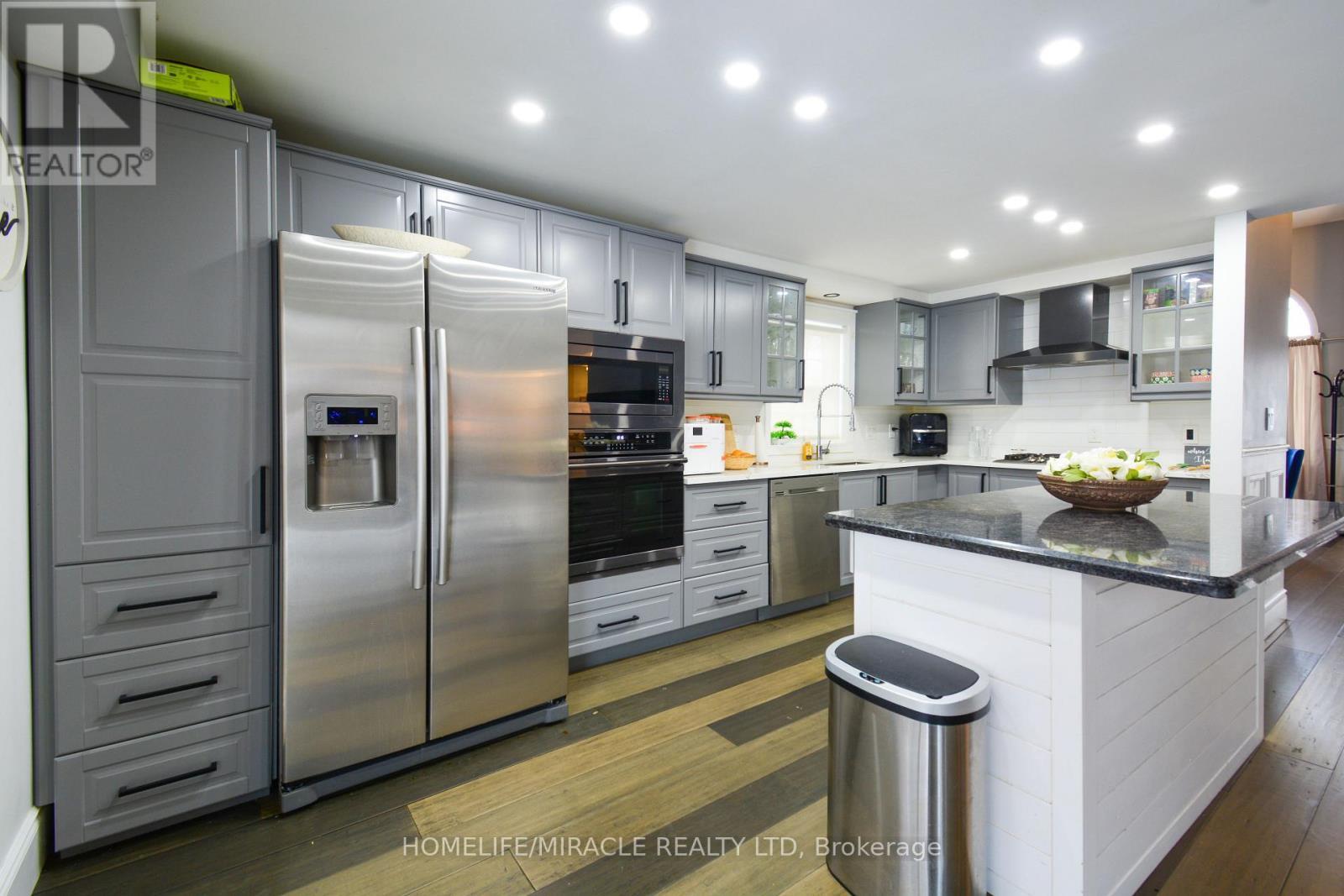 39 Endeavour Drive, Cambridge, ON - Indoor Photo Showing Kitchen With Upgraded Kitchen