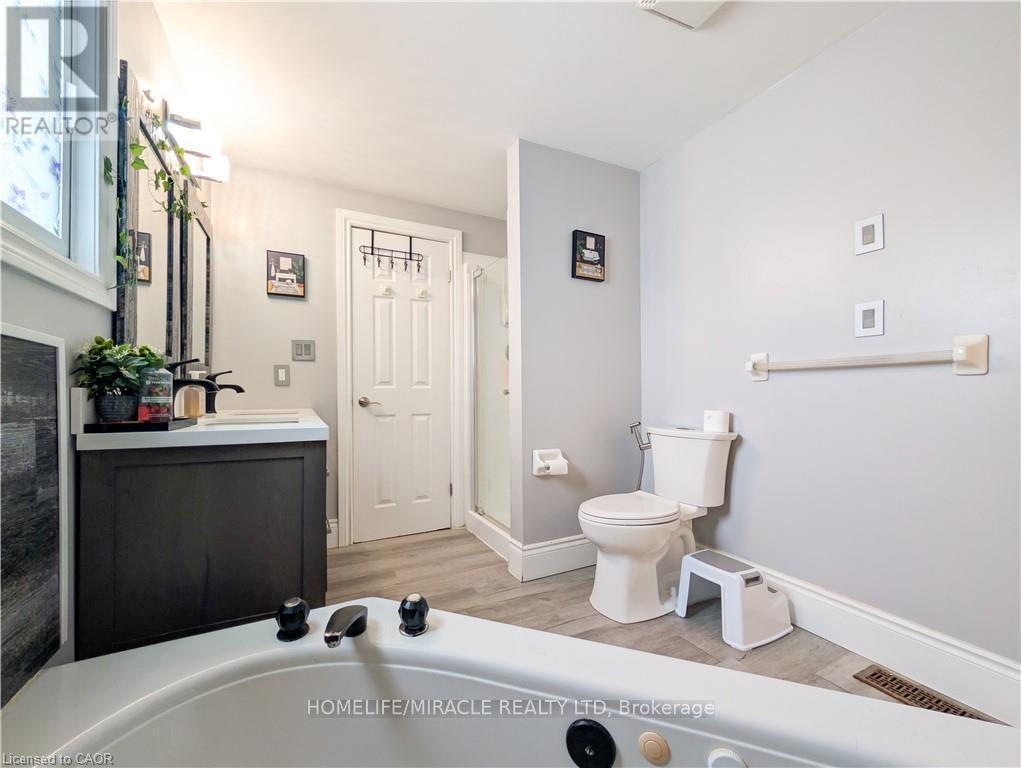 39 Endeavour Drive, Cambridge, ON - Indoor Photo Showing Bathroom