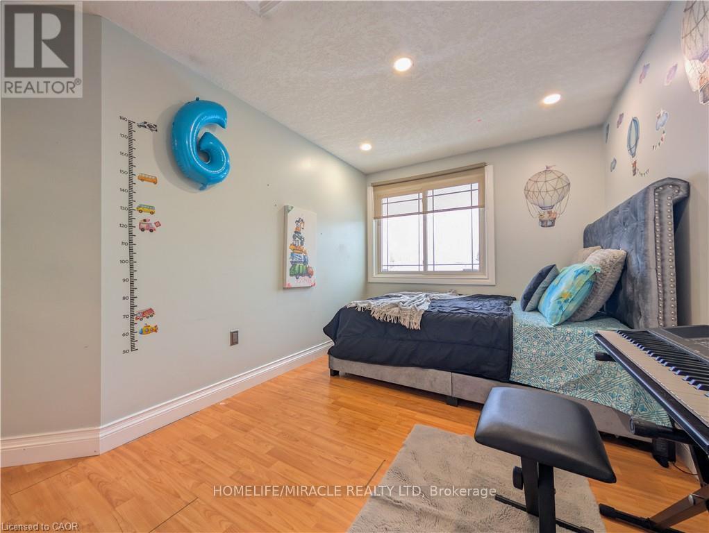39 Endeavour Drive, Cambridge, ON - Indoor Photo Showing Bedroom