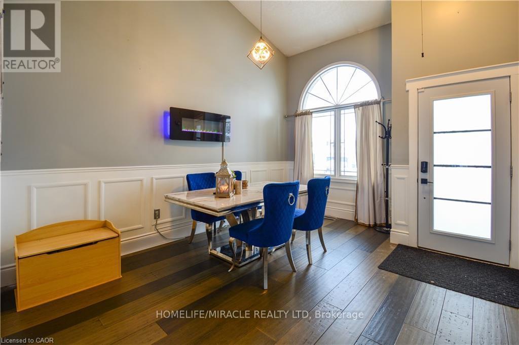 39 Endeavour Drive, Cambridge, ON - Indoor Photo Showing Dining Room