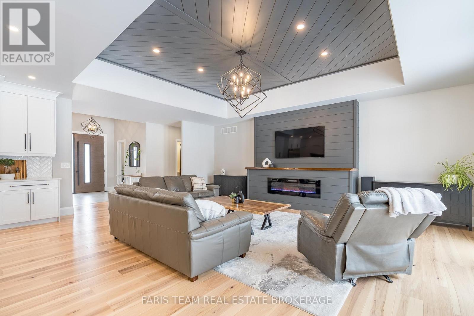 7 Reynolds Road, Tiny, ON - Indoor Photo Showing Living Room With Fireplace