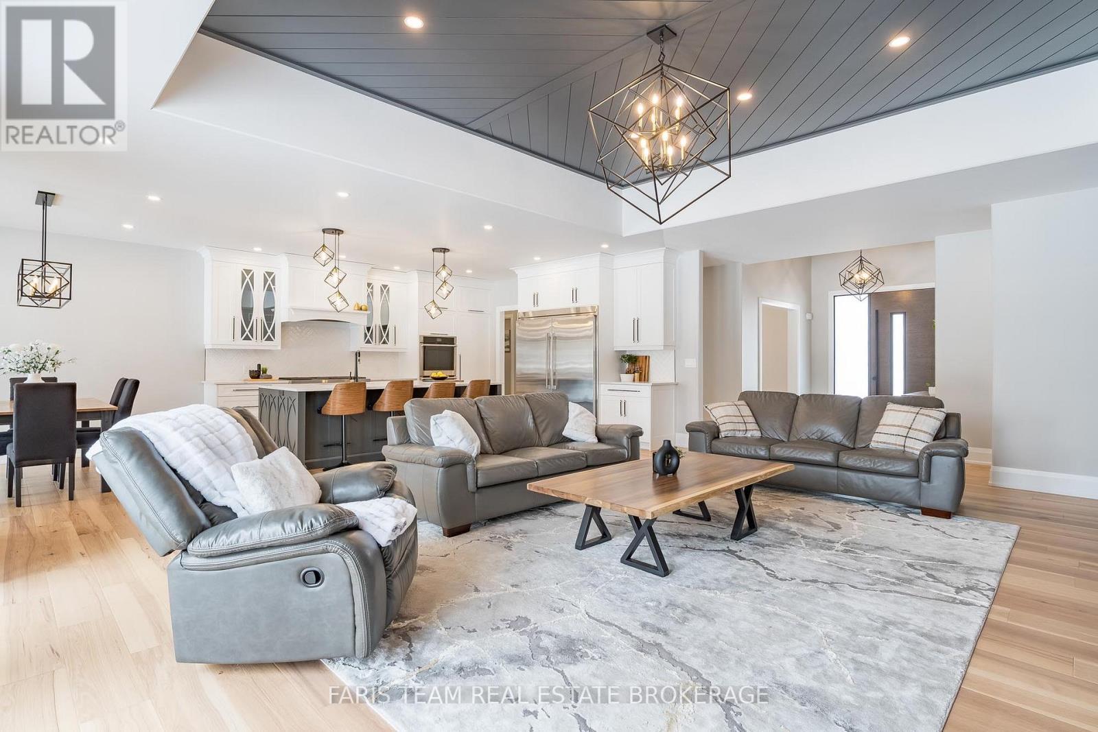 7 Reynolds Road, Tiny, ON - Indoor Photo Showing Living Room