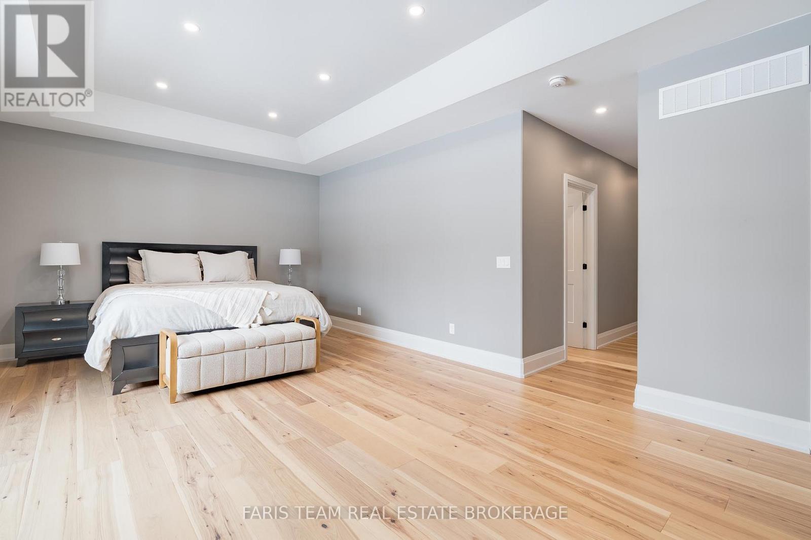 7 Reynolds Road, Tiny, ON - Indoor Photo Showing Bedroom