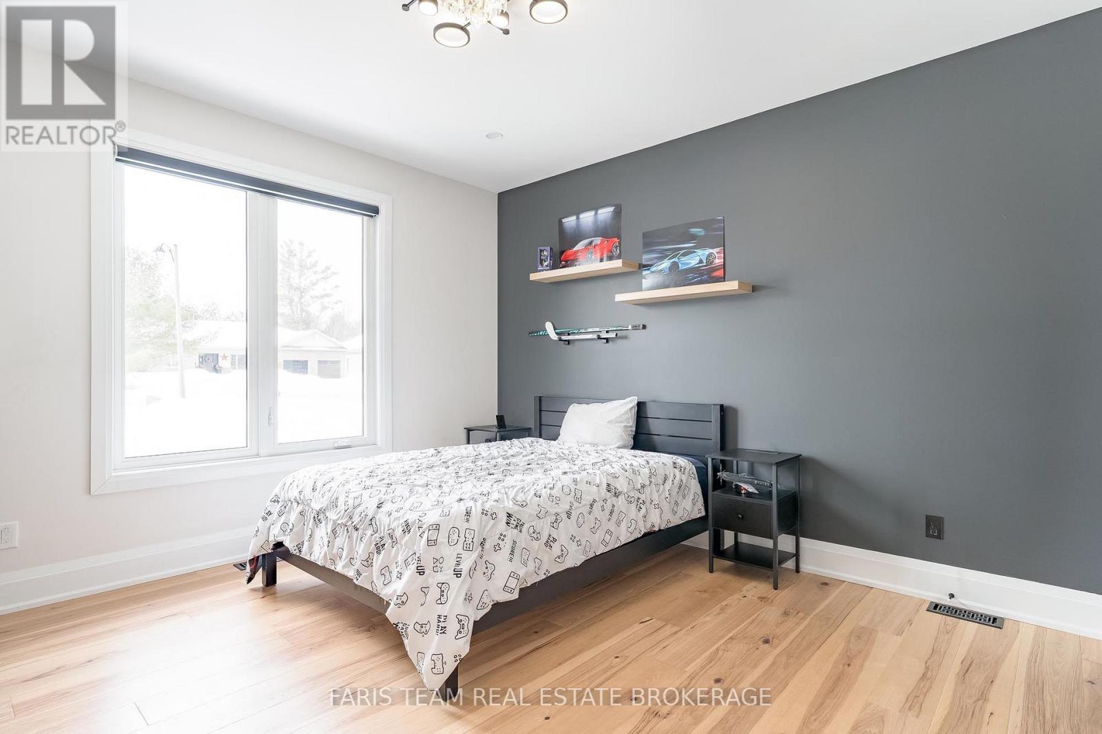 7 Reynolds Road, Tiny, ON - Indoor Photo Showing Bedroom