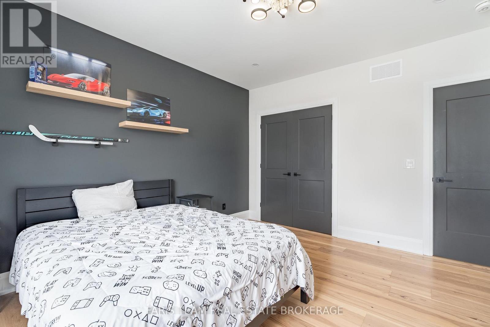 7 Reynolds Road, Tiny, ON - Indoor Photo Showing Bedroom