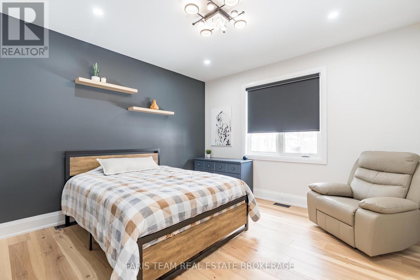 7 Reynolds Road, Tiny, ON - Indoor Photo Showing Bedroom