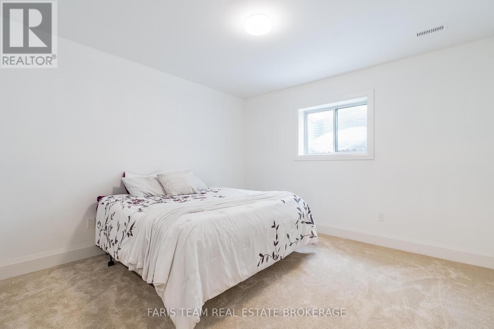 7 Reynolds Road, Tiny, ON - Indoor Photo Showing Bedroom