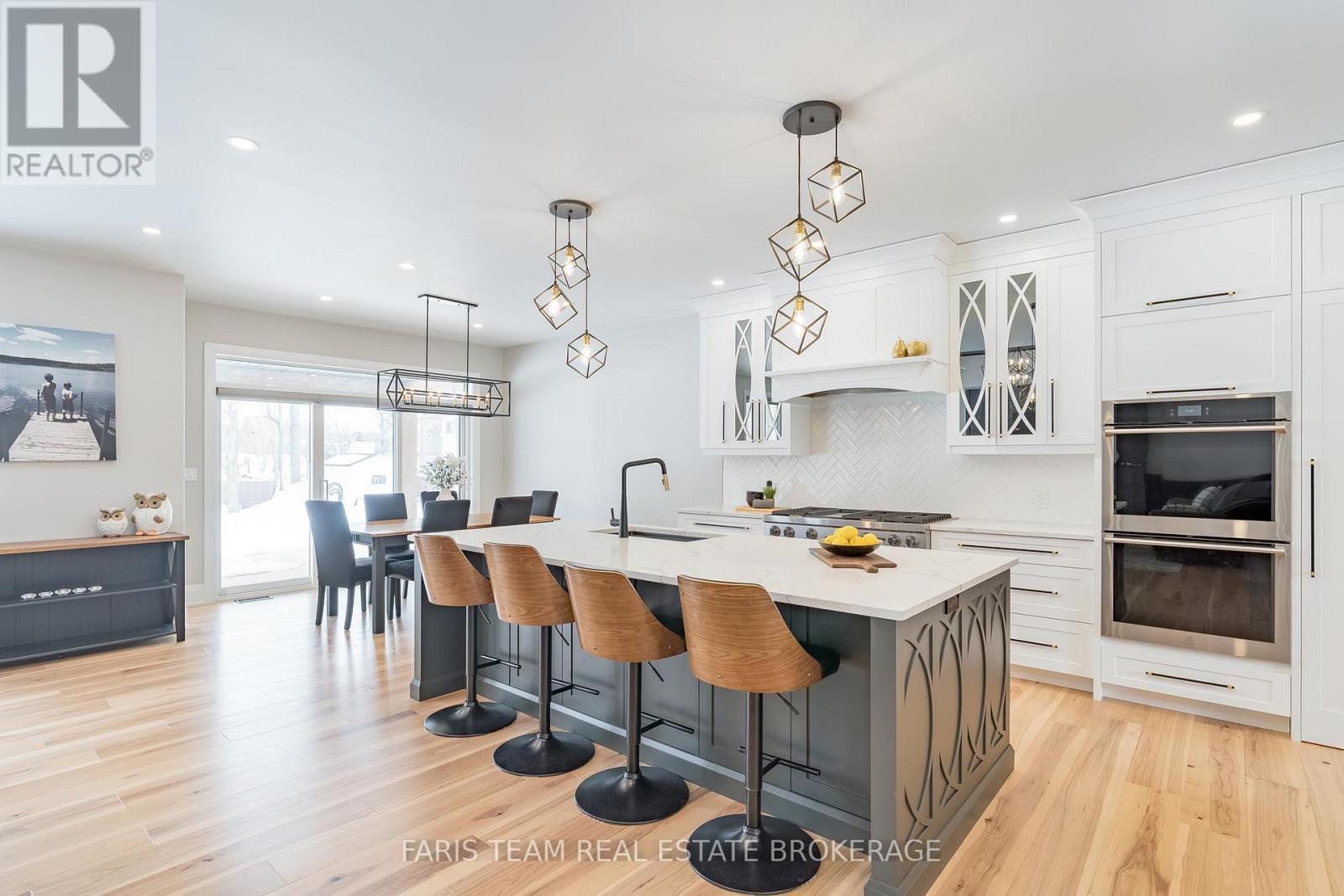 7 Reynolds Road, Tiny, ON - Indoor Photo Showing Kitchen With Upgraded Kitchen