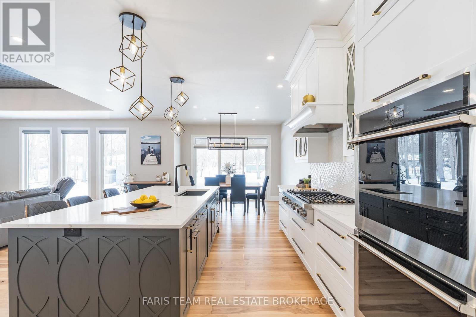 7 Reynolds Road, Tiny, ON - Indoor Photo Showing Kitchen With Upgraded Kitchen