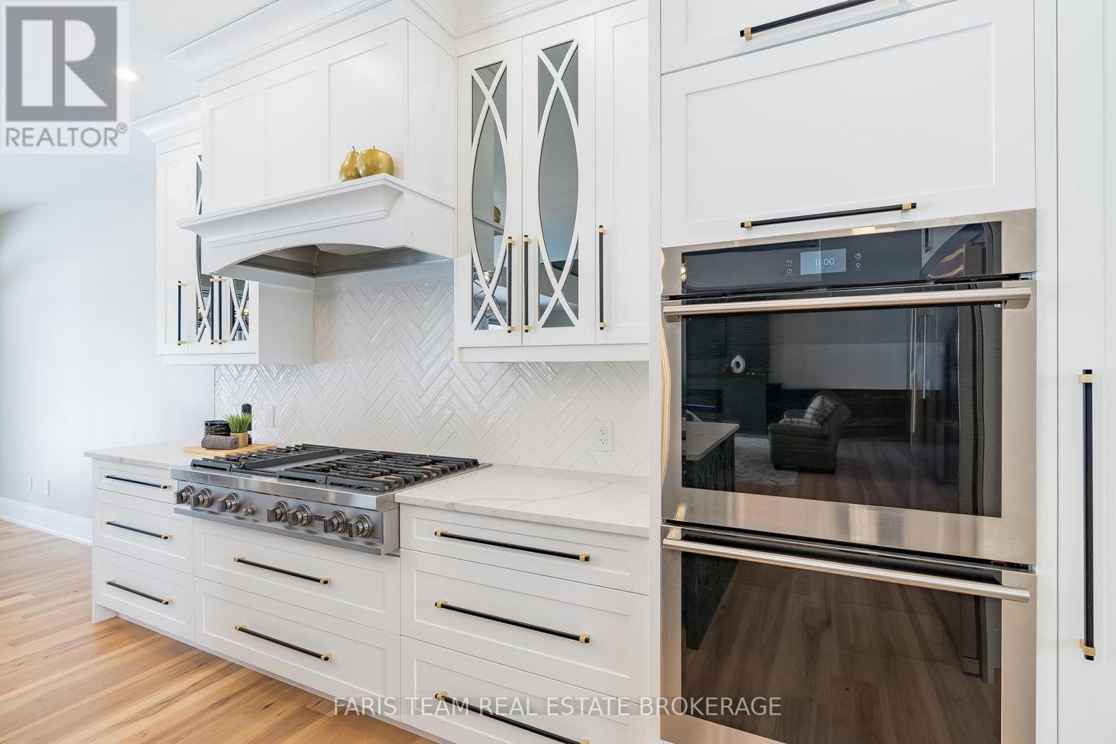 7 Reynolds Road, Tiny, ON - Indoor Photo Showing Kitchen With Upgraded Kitchen