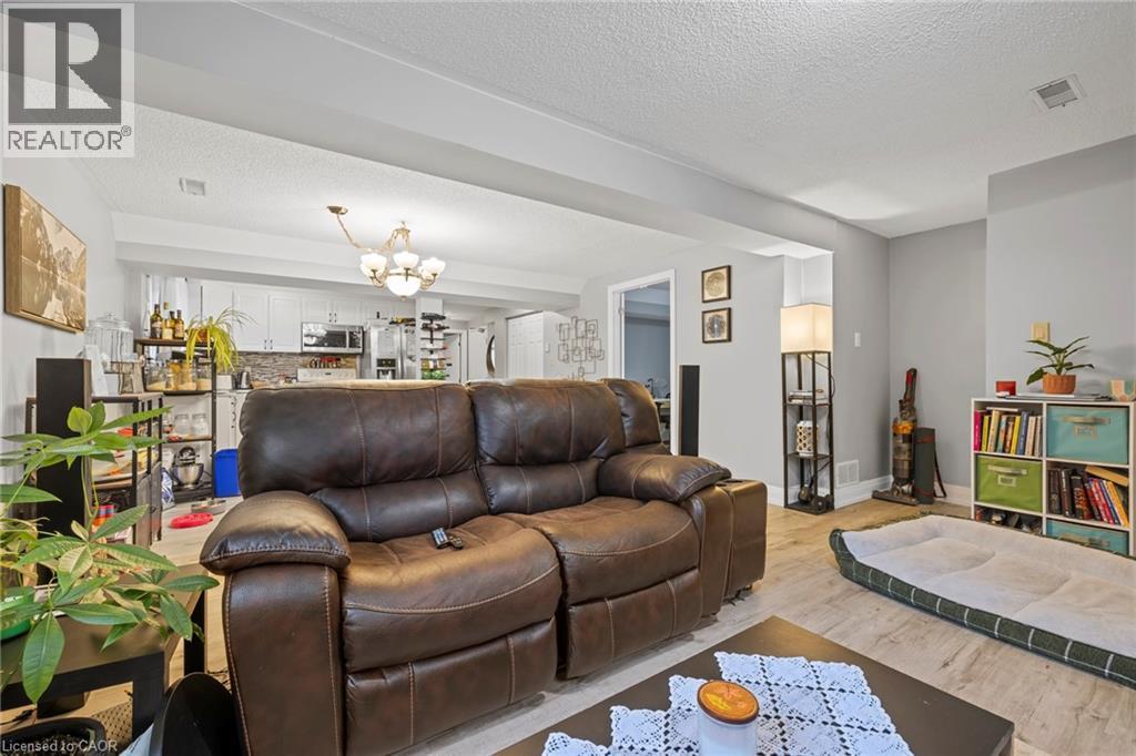 107 Horning Drive, Hamilton, ON - Indoor Photo Showing Living Room
