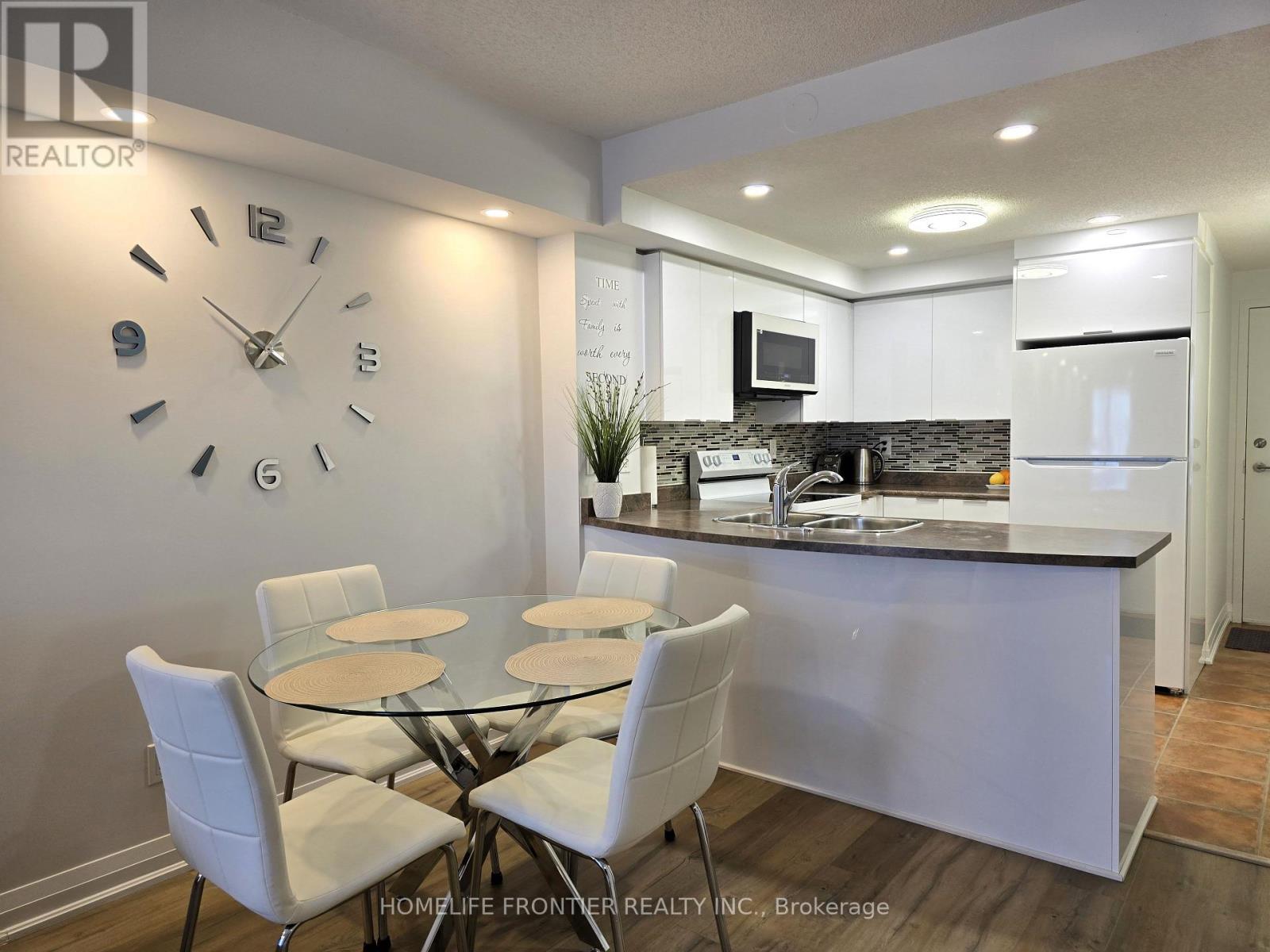 201 - 35 Hunt Avenue, Richmond Hill, ON - Indoor