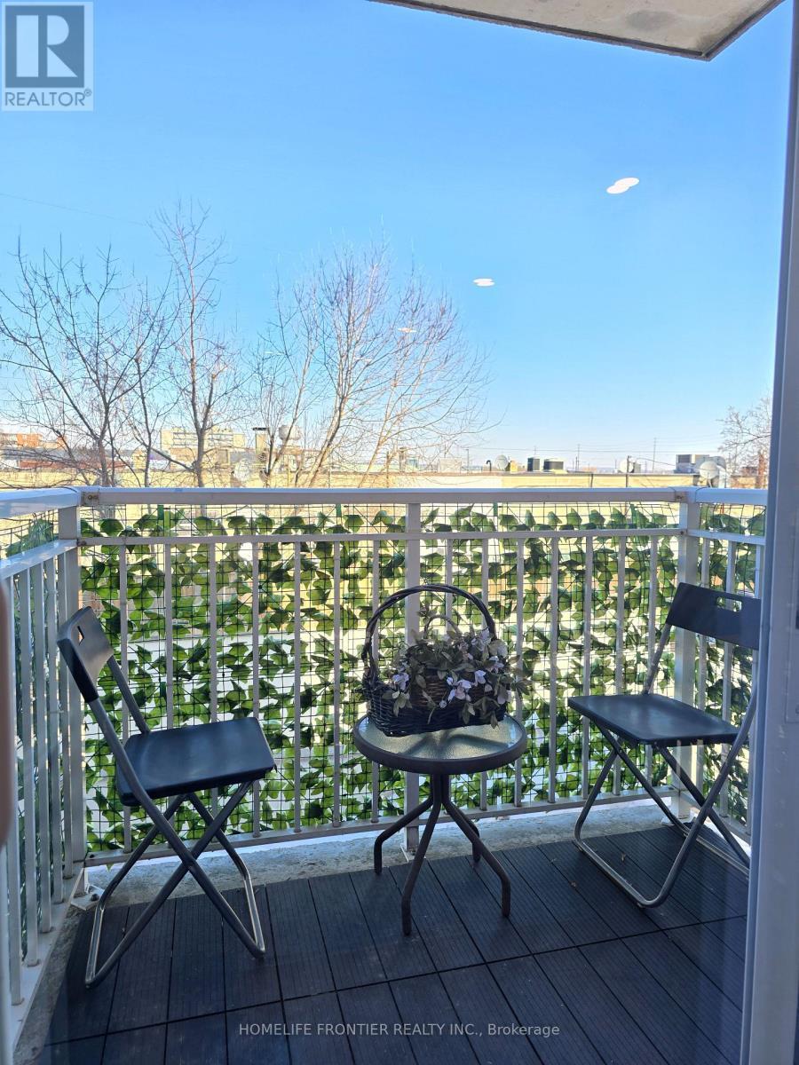 201 - 35 Hunt Avenue, Richmond Hill, ON - Outdoor
