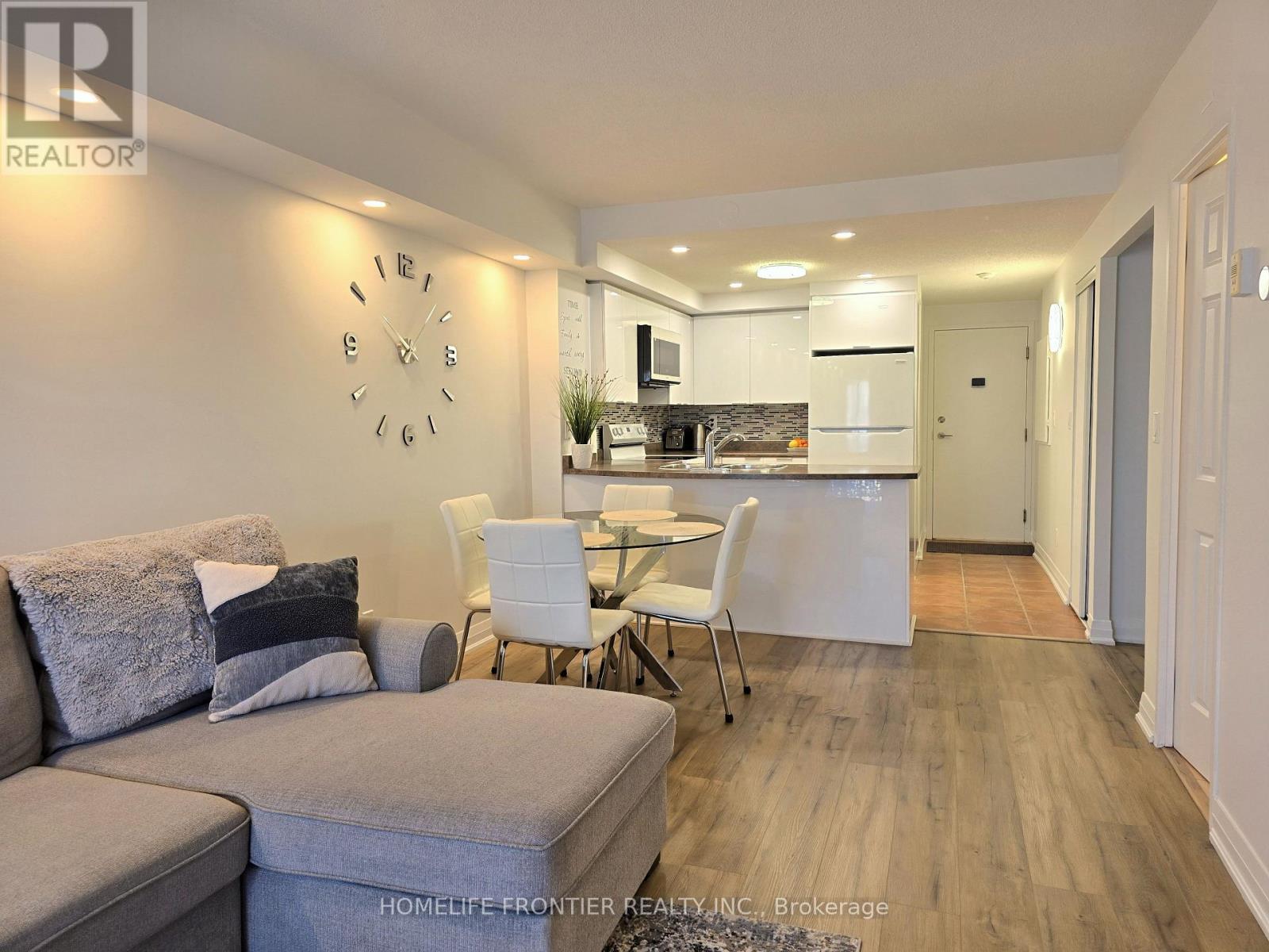 201 - 35 Hunt Avenue, Richmond Hill, ON - Indoor