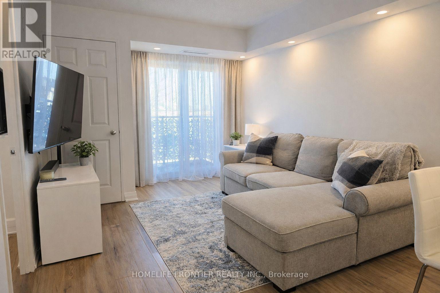 201 - 35 Hunt Avenue, Richmond Hill, ON - Indoor Photo Showing Other Room