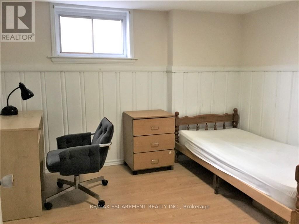 156 Bond Street S, Hamilton, ON - Indoor Photo Showing Bedroom