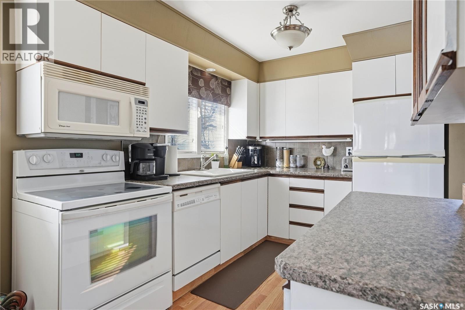 39 Bedford Crescent, Regina, SK - Indoor Photo Showing Kitchen