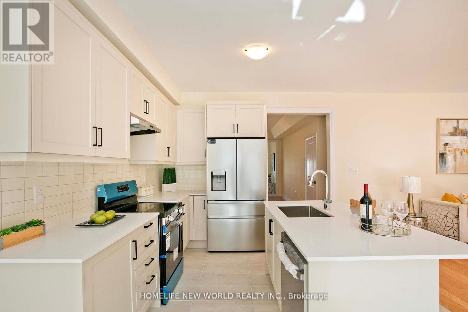 240 Seguin Street N, Richmond Hill, ON - Indoor Photo Showing Kitchen With Upgraded Kitchen