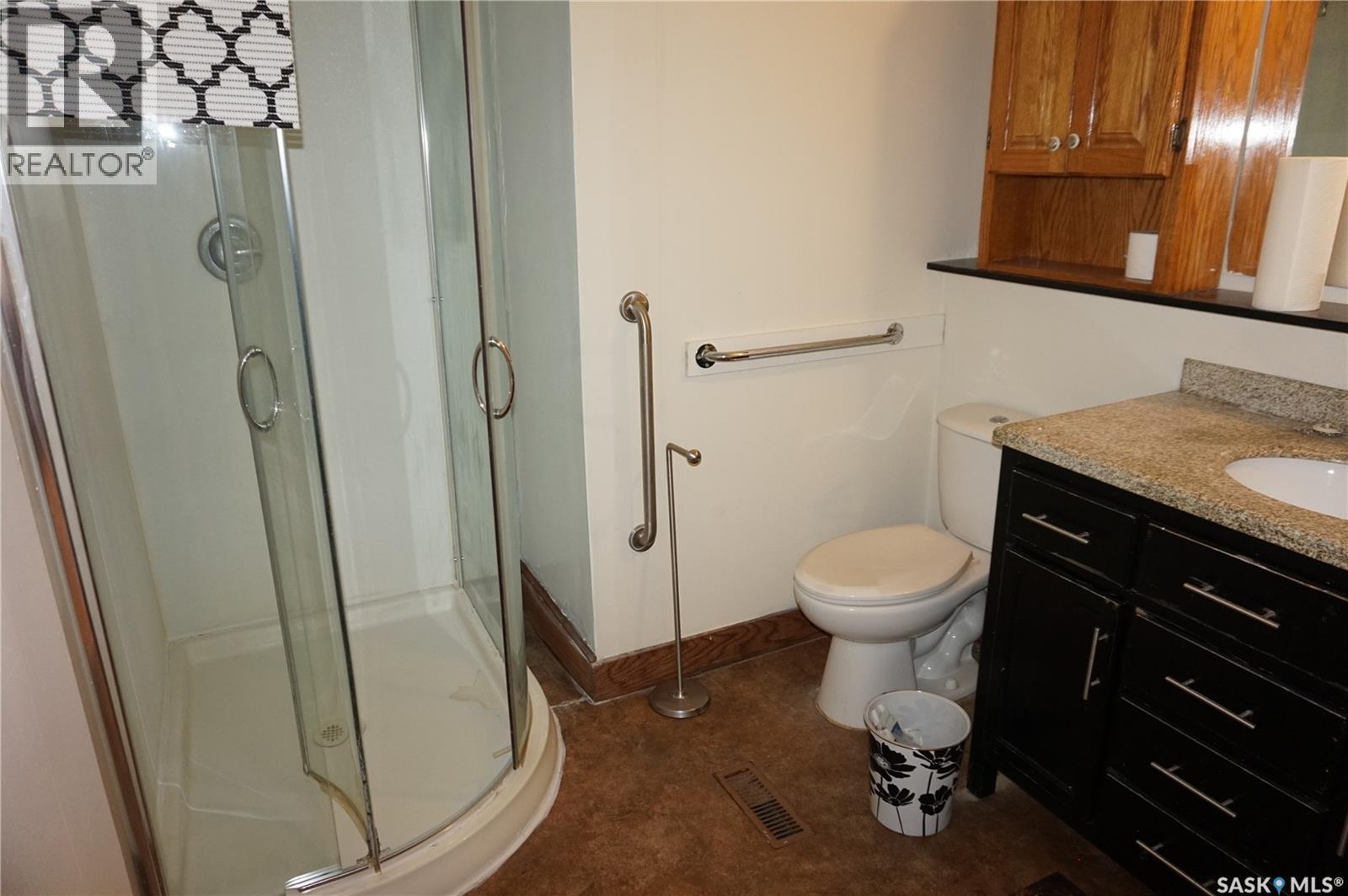 46 Rogers Place, Regina, SK - Indoor Photo Showing Bathroom