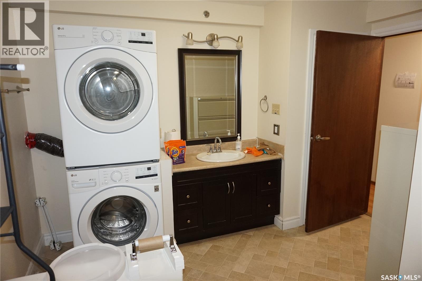 46 Rogers Place, Regina, SK - Indoor Photo Showing Laundry Room
