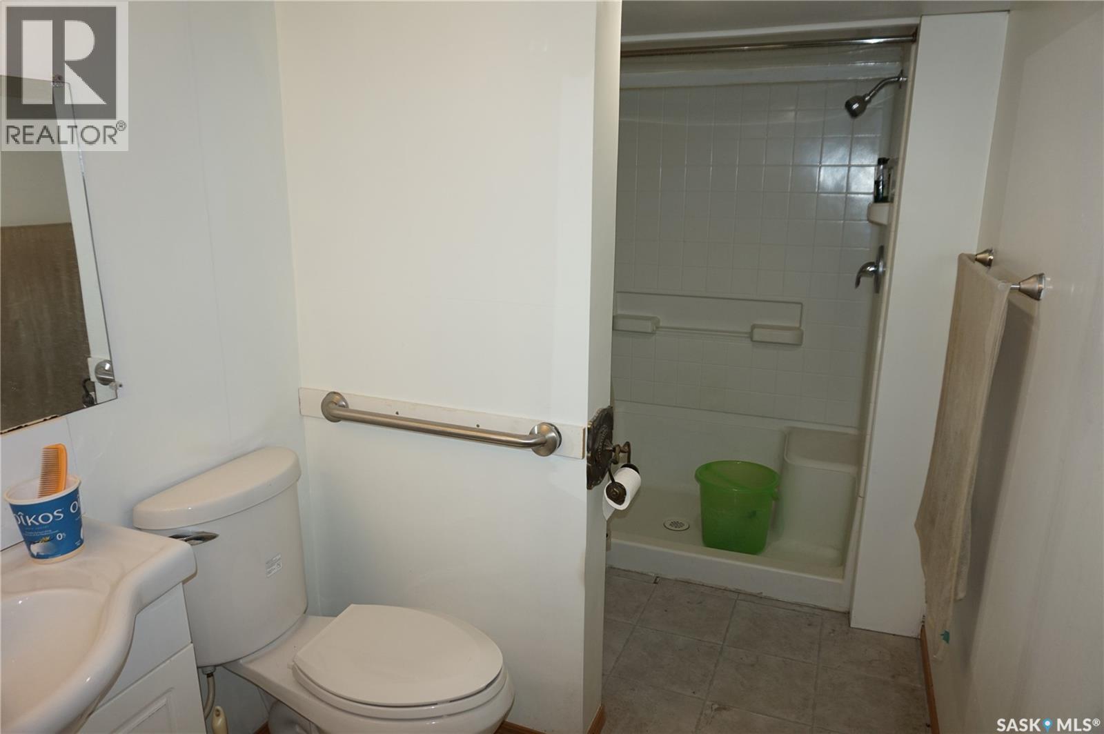 46 Rogers Place, Regina, SK - Indoor Photo Showing Bathroom