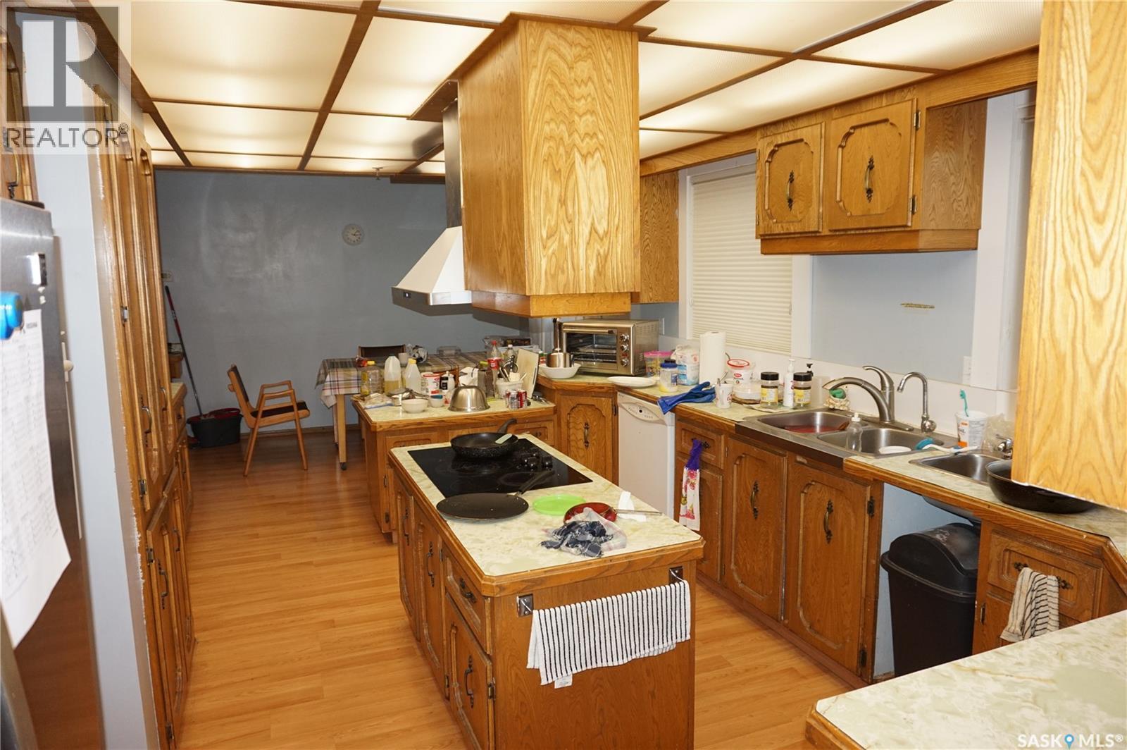 46 Rogers Place, Regina, SK - Indoor Photo Showing Kitchen With Double Sink
