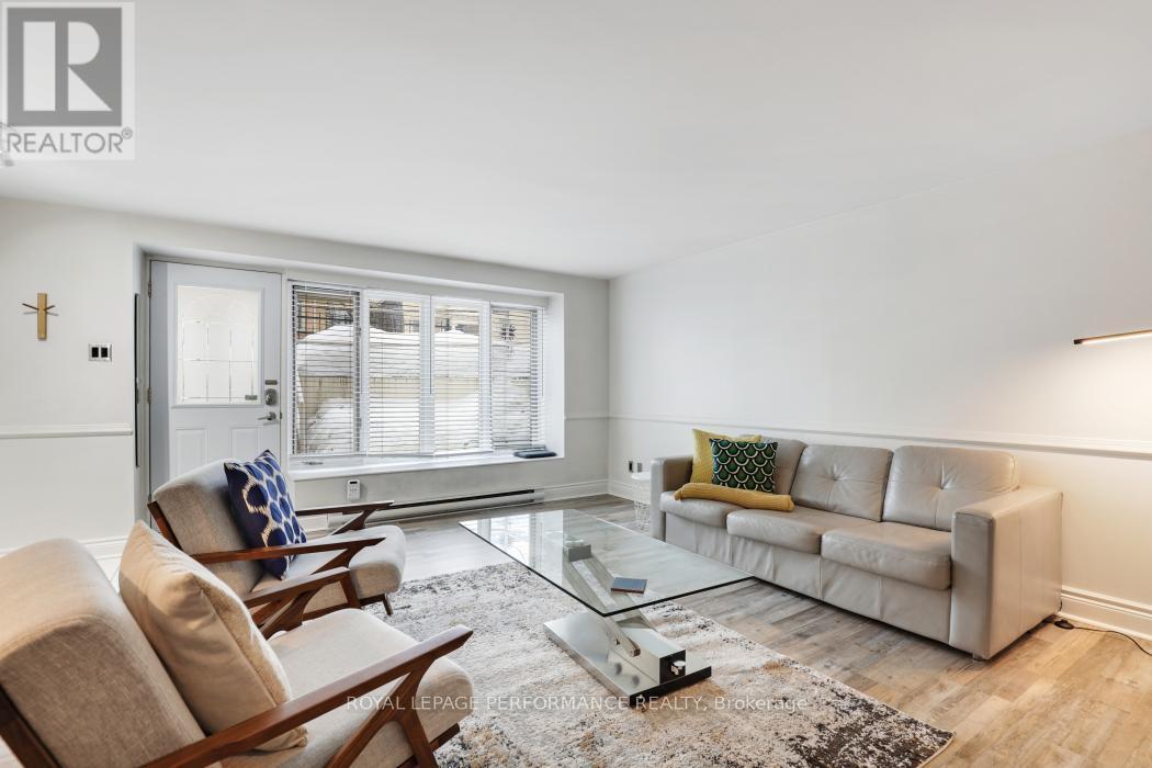 3 - 292 Laurier Avenue E, Ottawa, ON - Indoor Photo Showing Living Room