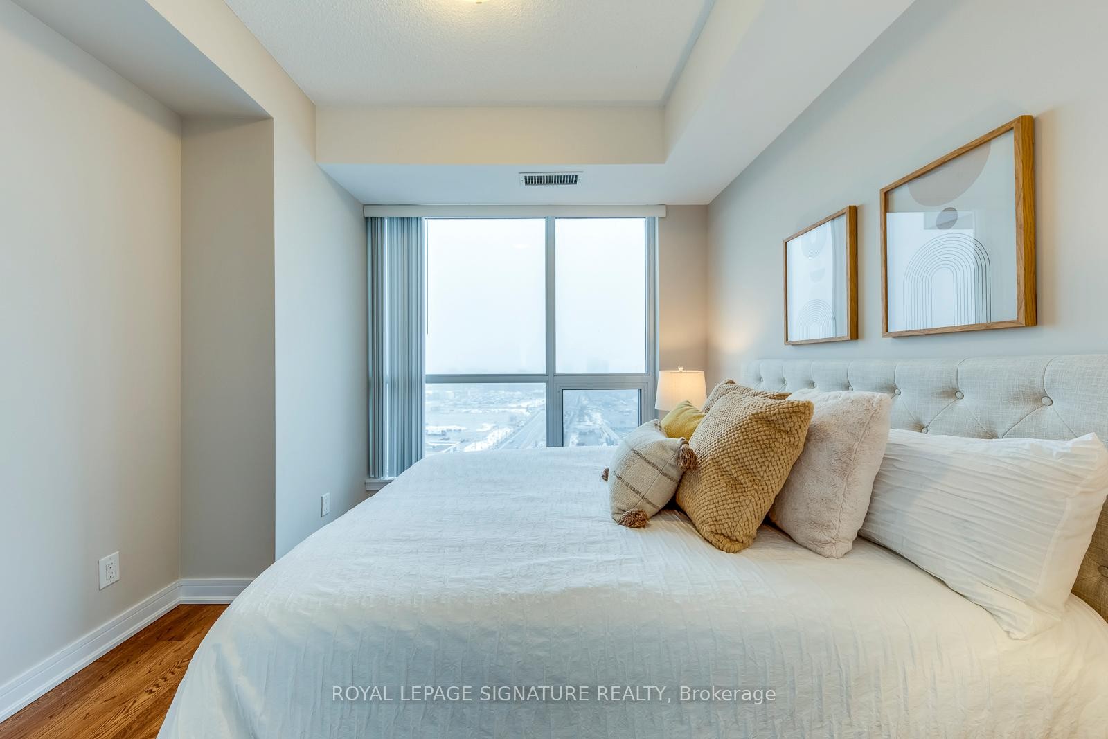 1411-9201 Yonge Street, Richmond Hill, ON - Indoor Photo Showing Bedroom