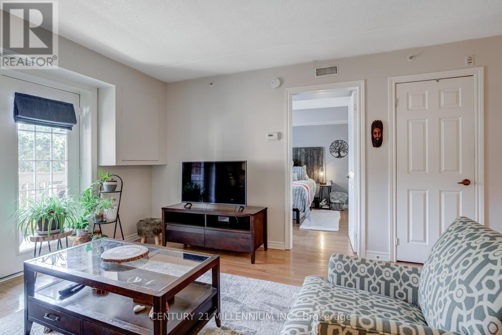 110 - 4003 Kilmer Drive, Burlington, ON - Indoor Photo Showing Living Room