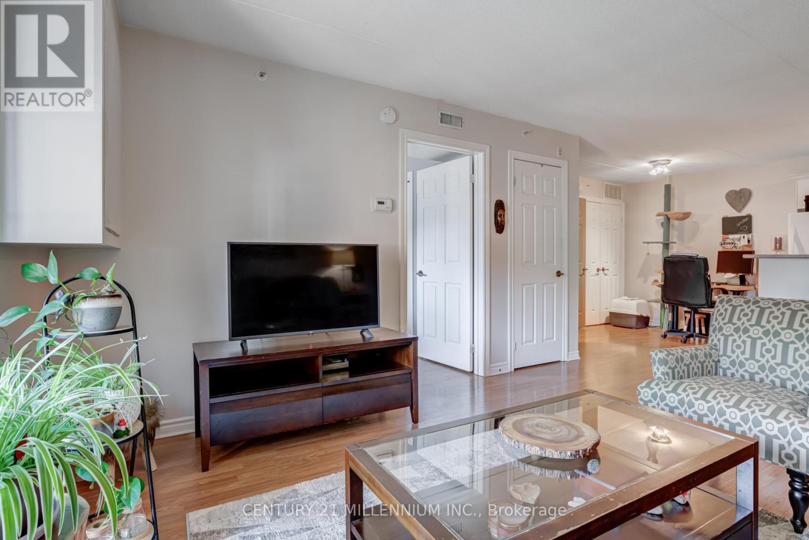 110 - 4003 Kilmer Drive, Burlington, ON - Indoor Photo Showing Living Room