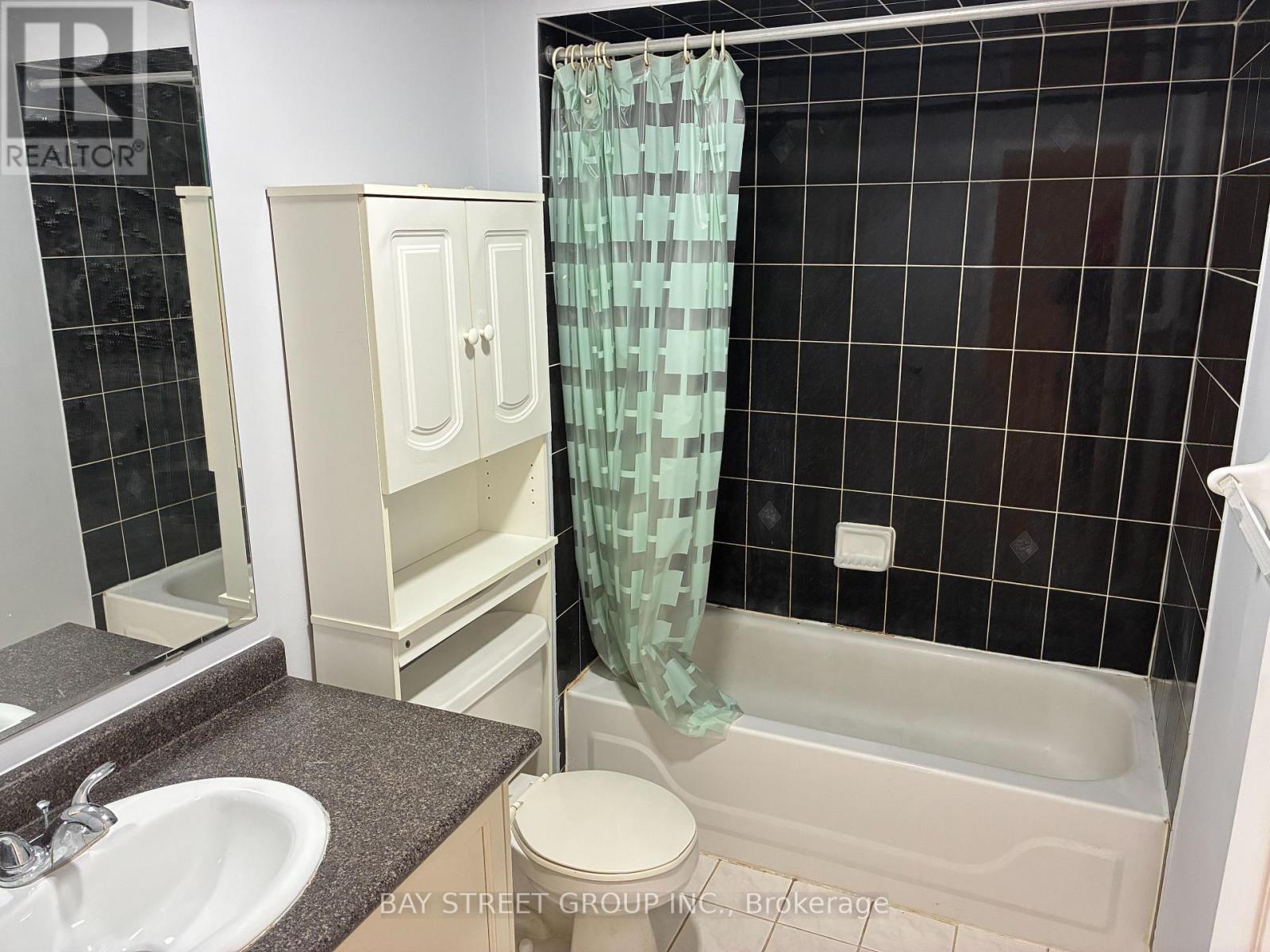 4404 Vallence Drive, Burlington, ON - Indoor Photo Showing Bathroom