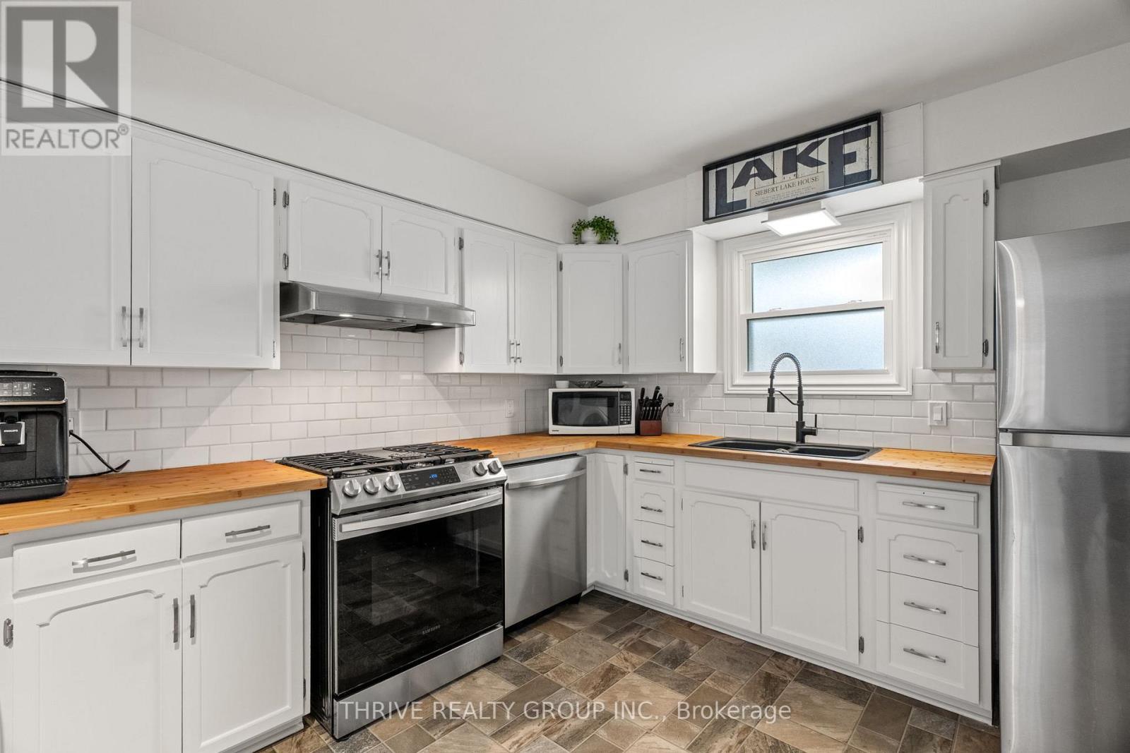 7 Salkeld Street, Goderich (Goderich (Town)), ON - Indoor Photo Showing Kitchen With Double Sink