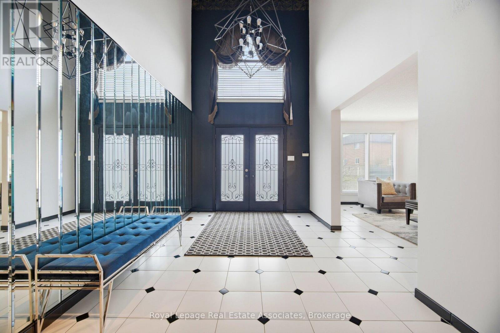 100 National Drive, Hamilton, ON - Indoor Photo Showing Other Room