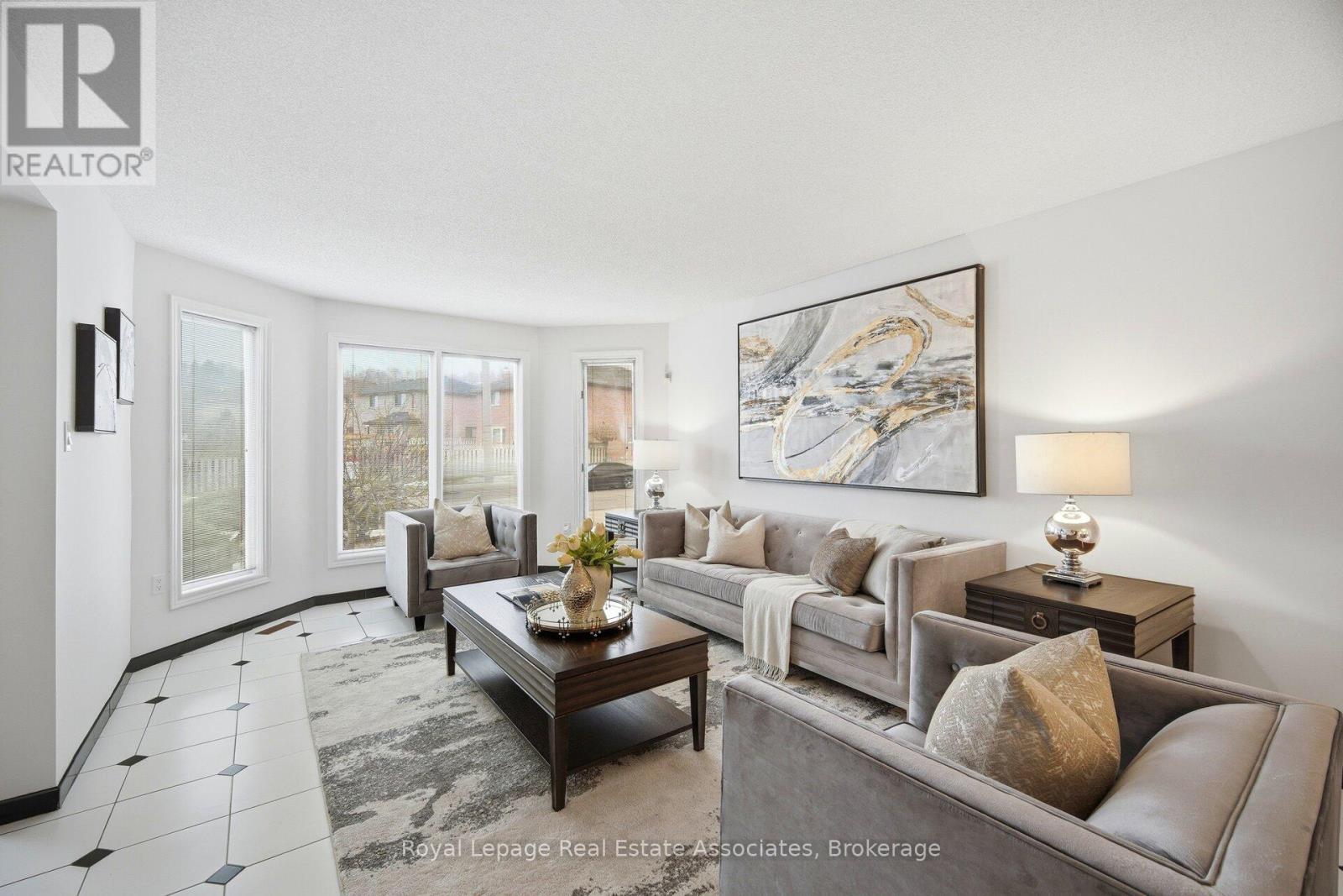 100 National Drive, Hamilton, ON - Indoor Photo Showing Living Room