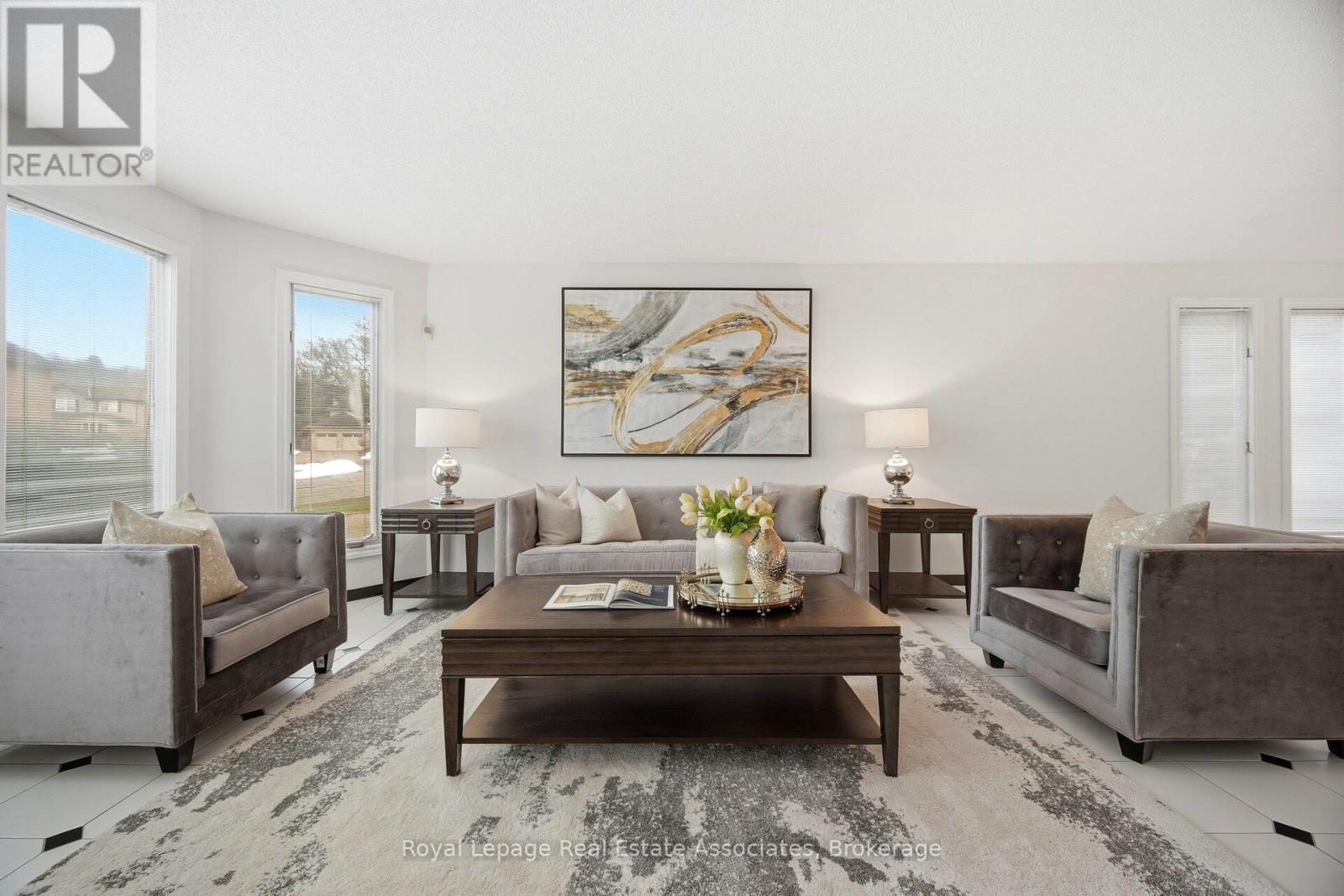 100 National Drive, Hamilton, ON - Indoor Photo Showing Living Room