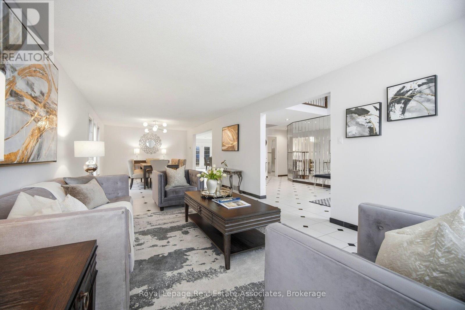 100 National Drive, Hamilton, ON - Indoor Photo Showing Living Room