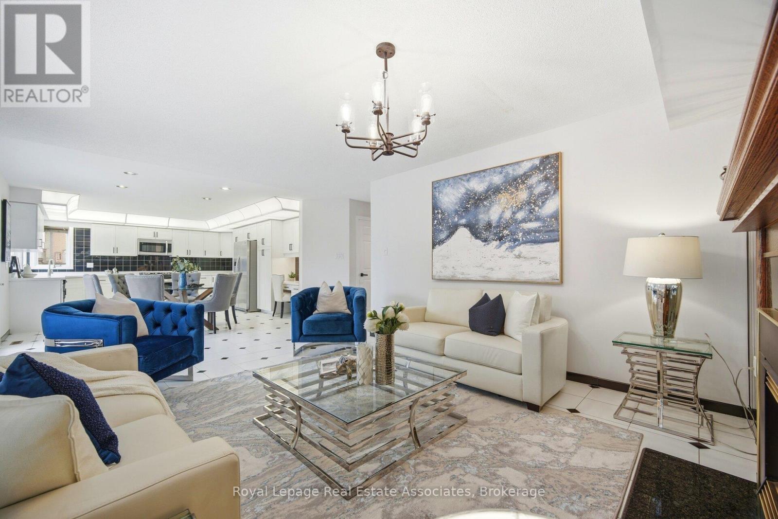 100 National Drive, Hamilton, ON - Indoor Photo Showing Living Room