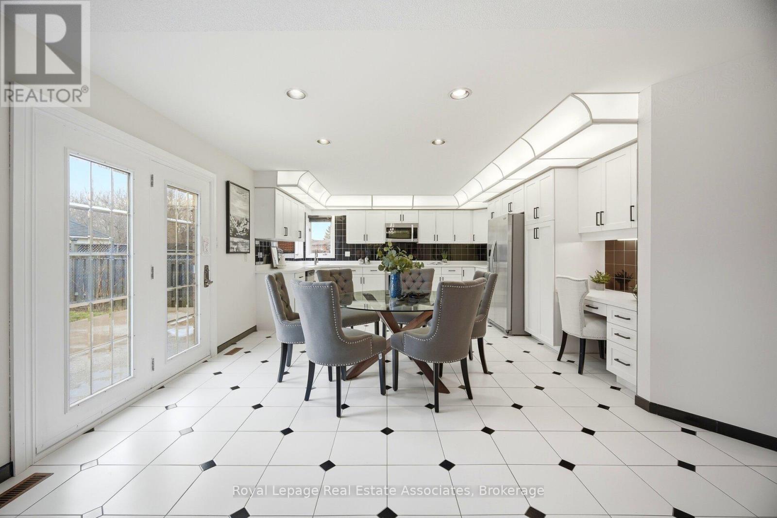 100 National Drive, Hamilton, ON - Indoor Photo Showing Dining Room