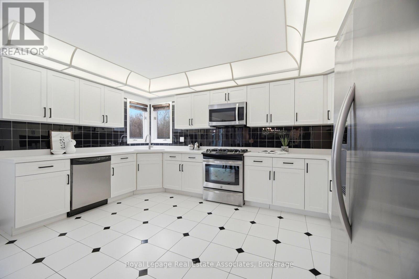 100 National Drive, Hamilton, ON - Indoor Photo Showing Kitchen With Stainless Steel Kitchen