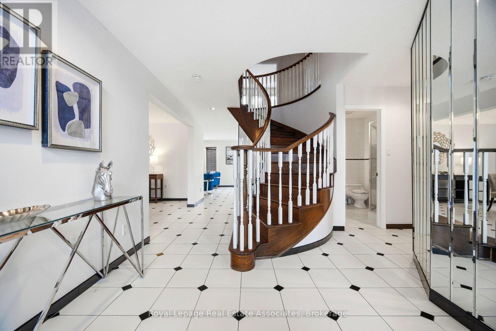 100 National Drive, Hamilton, ON - Indoor Photo Showing Other Room